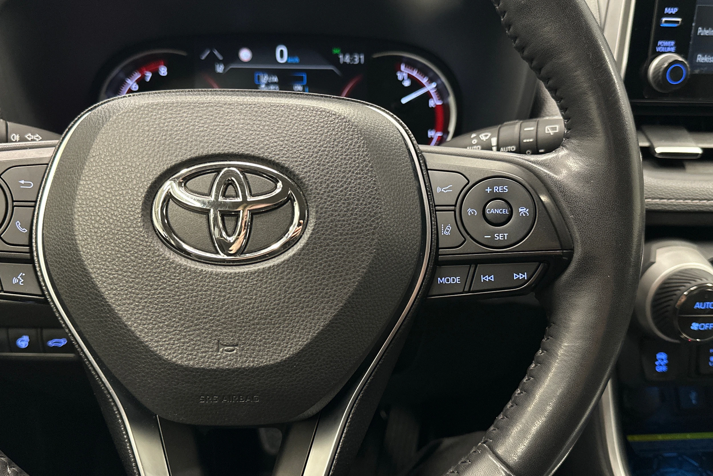 musta Toyota RAV4 2020 kuva 12.
