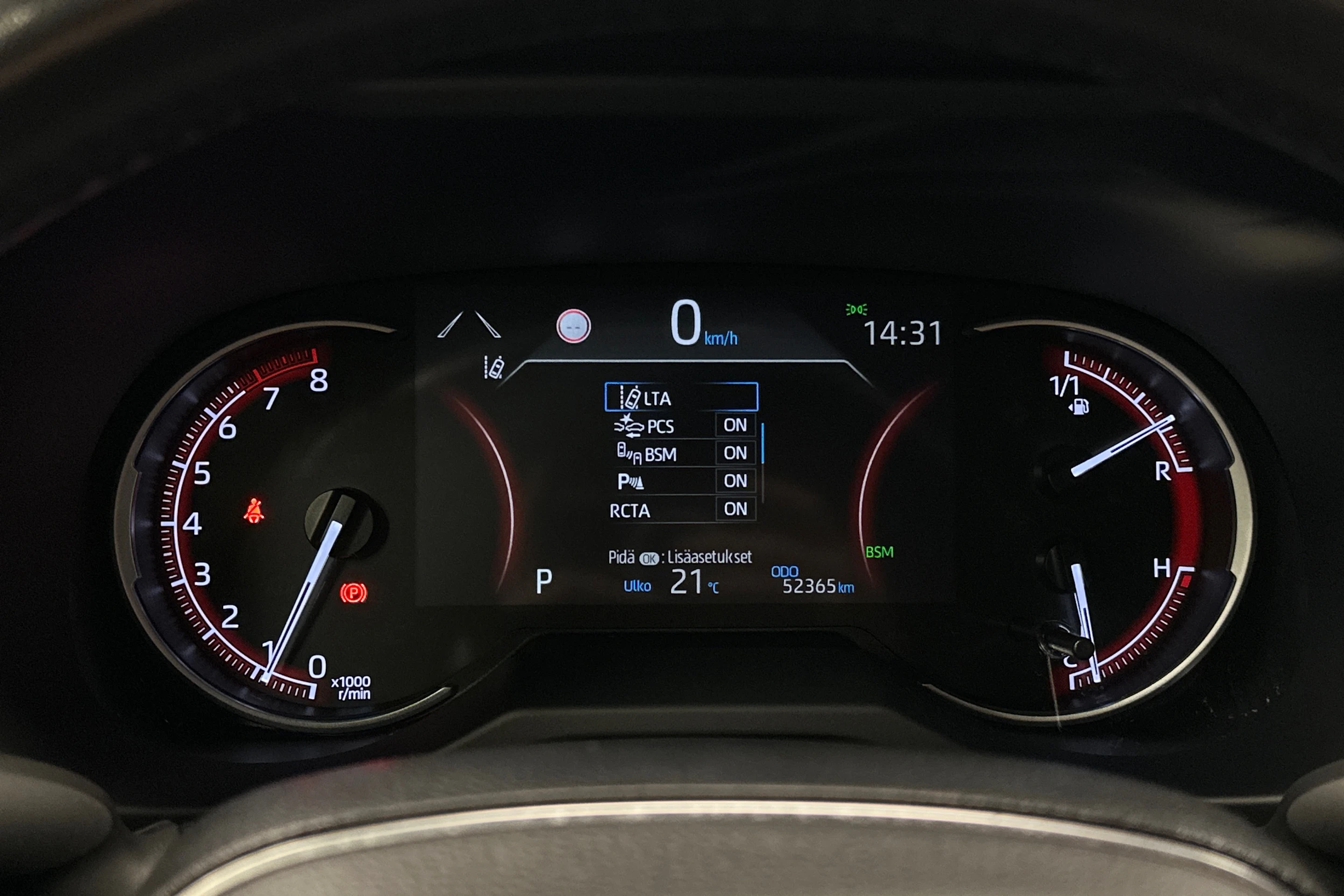 musta Toyota RAV4 2020 kuva 13.