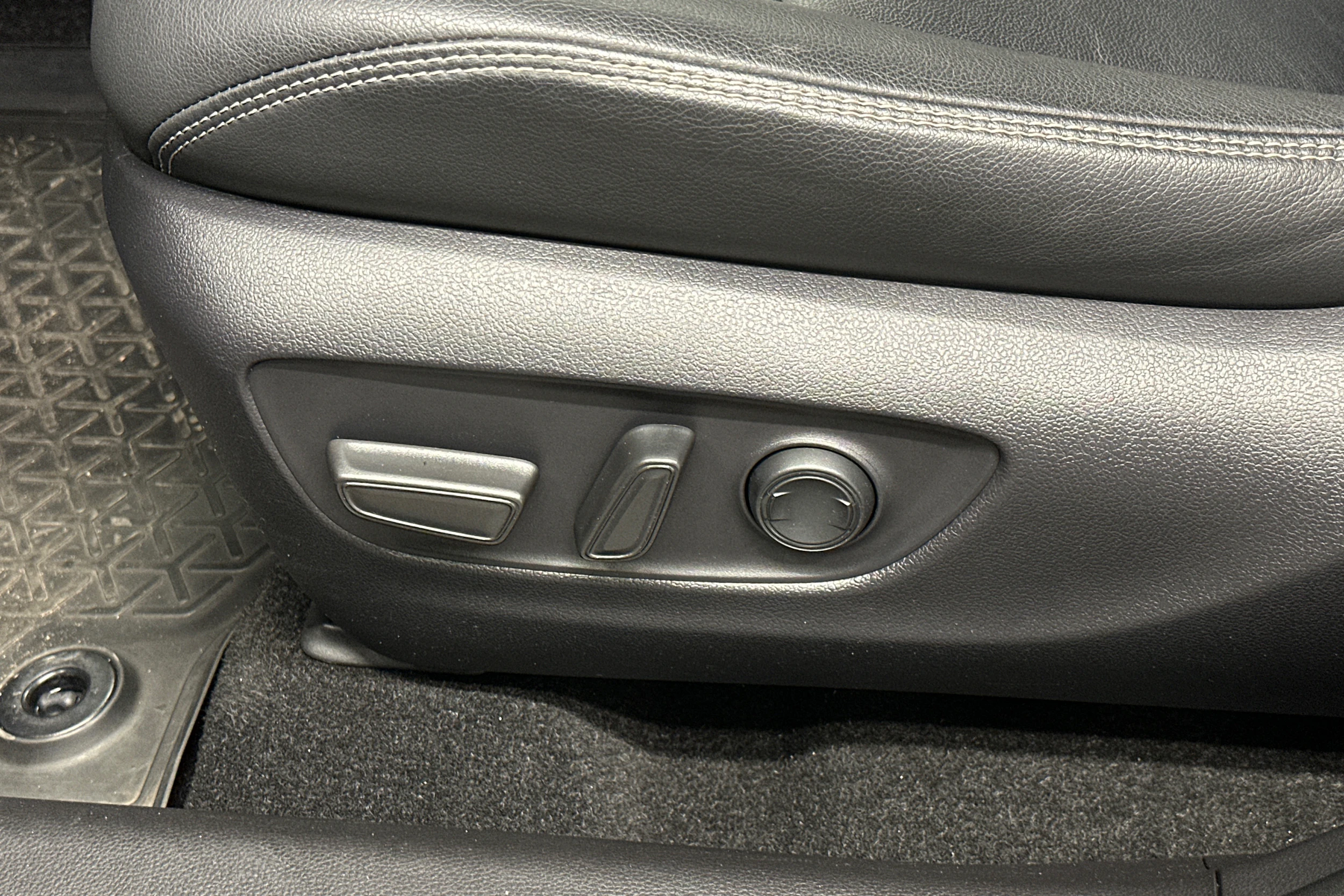 musta Toyota RAV4 2020 kuva 28.