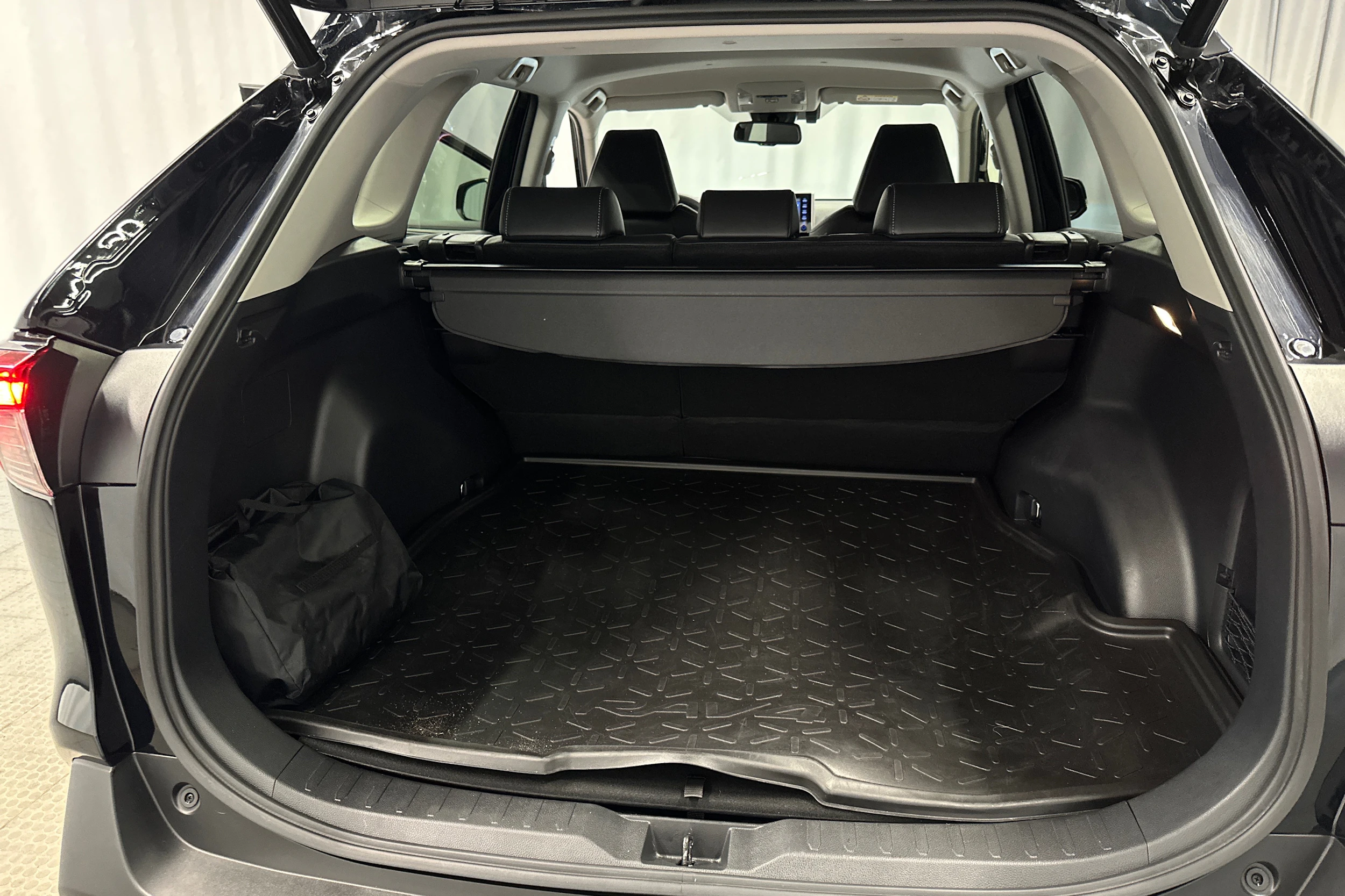 musta Toyota RAV4 2020 kuva 29.