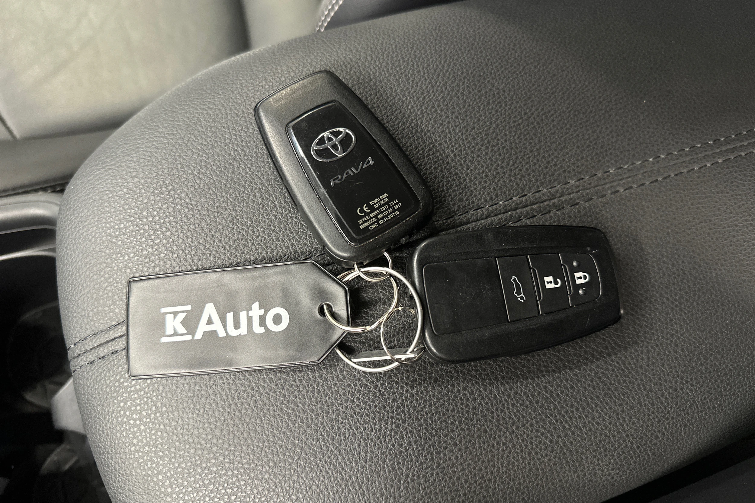 musta Toyota RAV4 2020 kuva 32.