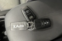 musta Toyota RAV4 2020 kuva 32.