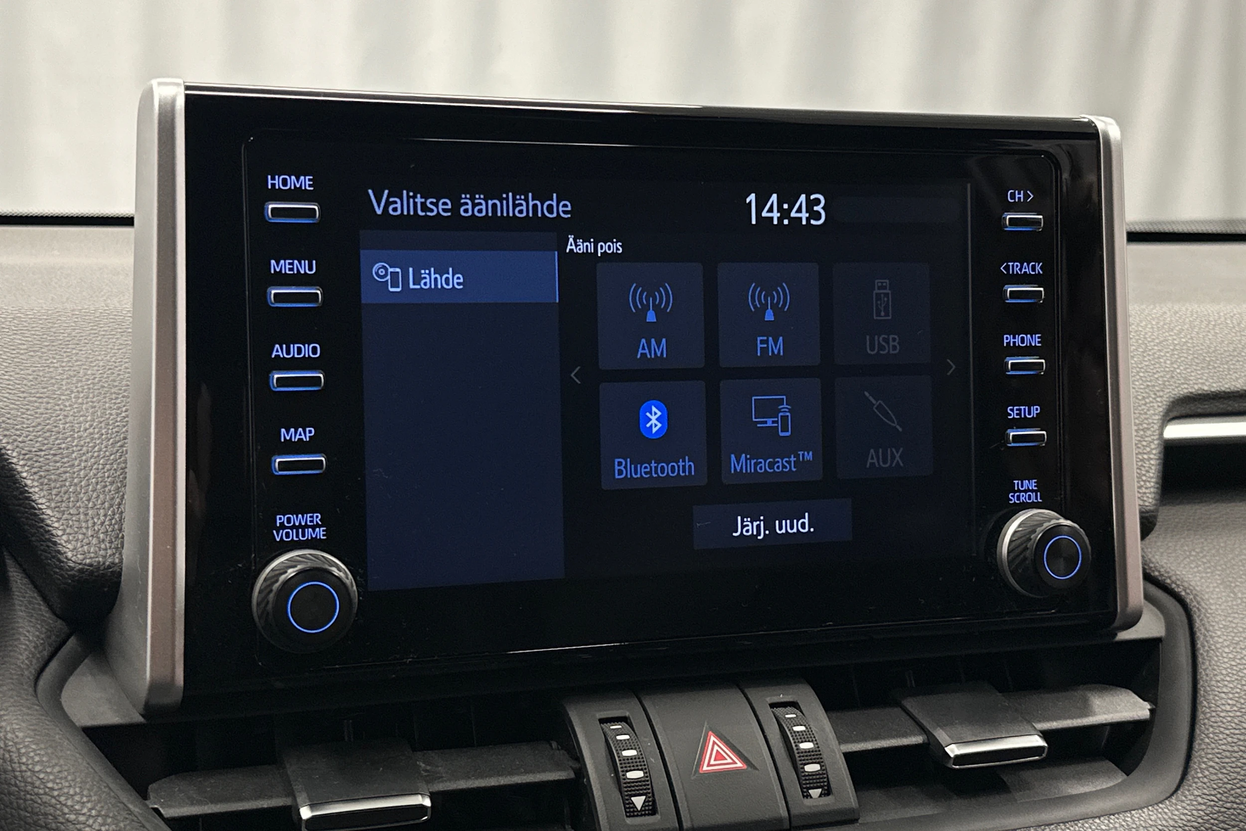 valkoinen Toyota RAV4 2020 kuva 18.