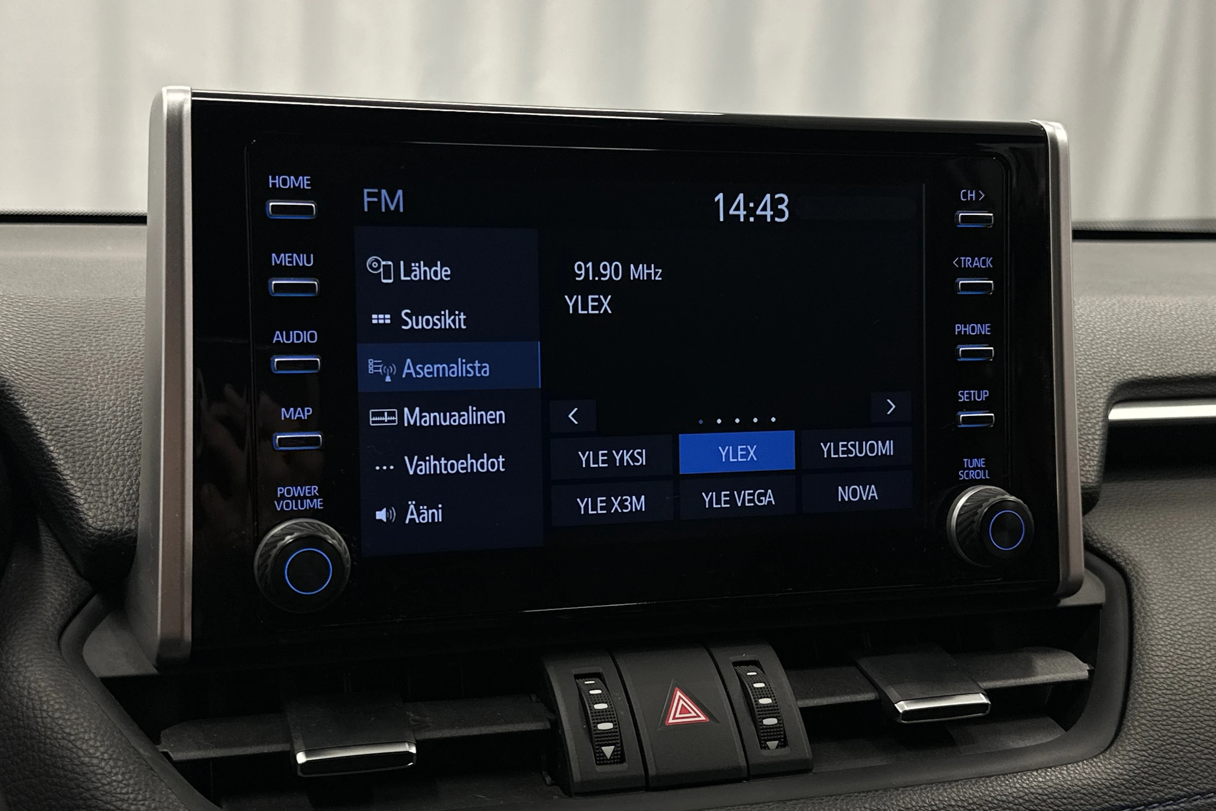 valkoinen Toyota RAV4 2020 kuva 19.