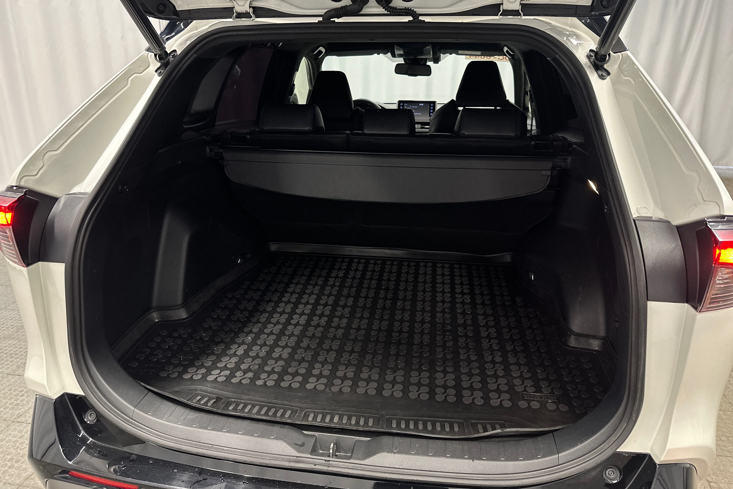 valkoinen Toyota RAV4 2020 kuva 27.