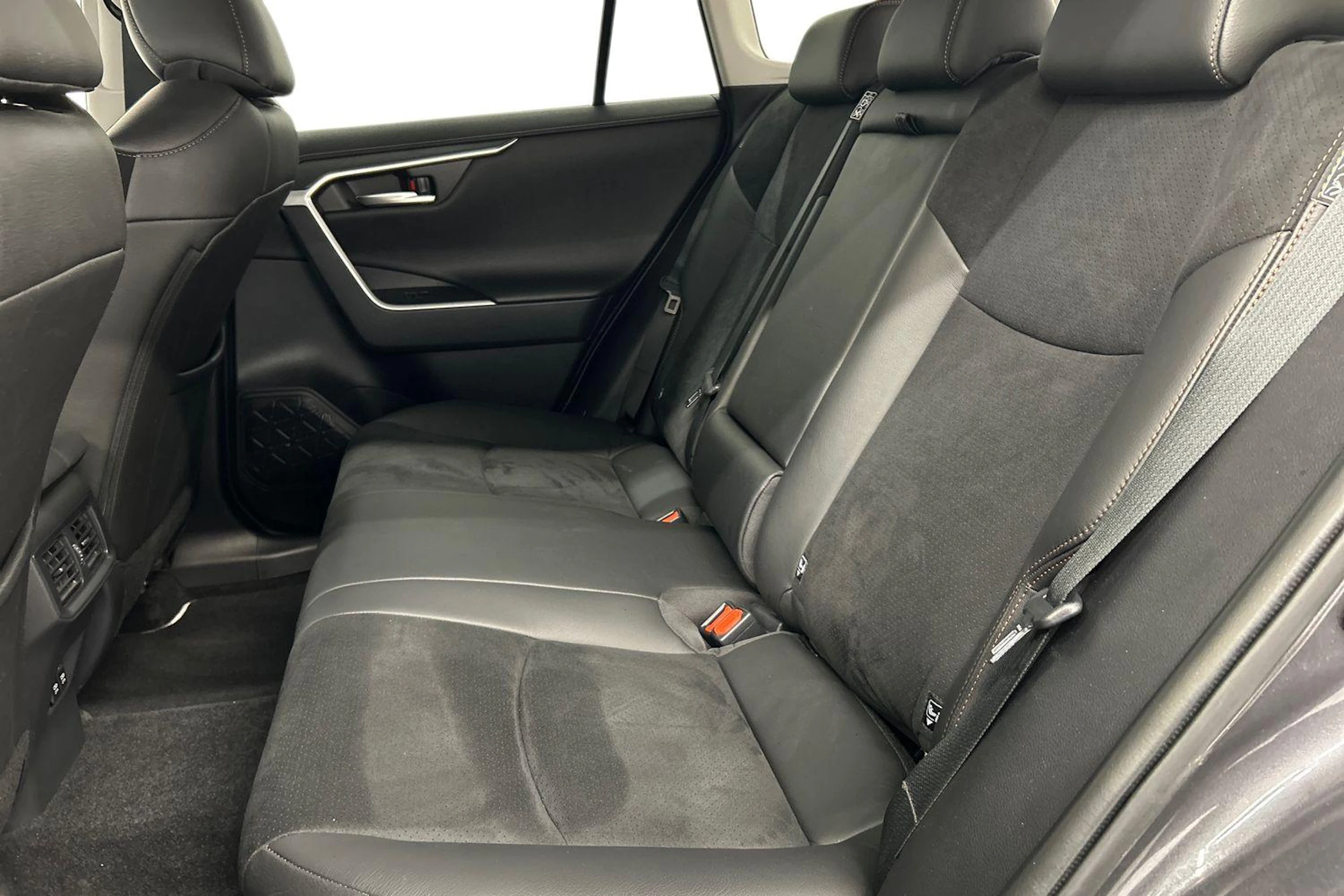 harmaa Toyota RAV4 2020 kuva 8.
