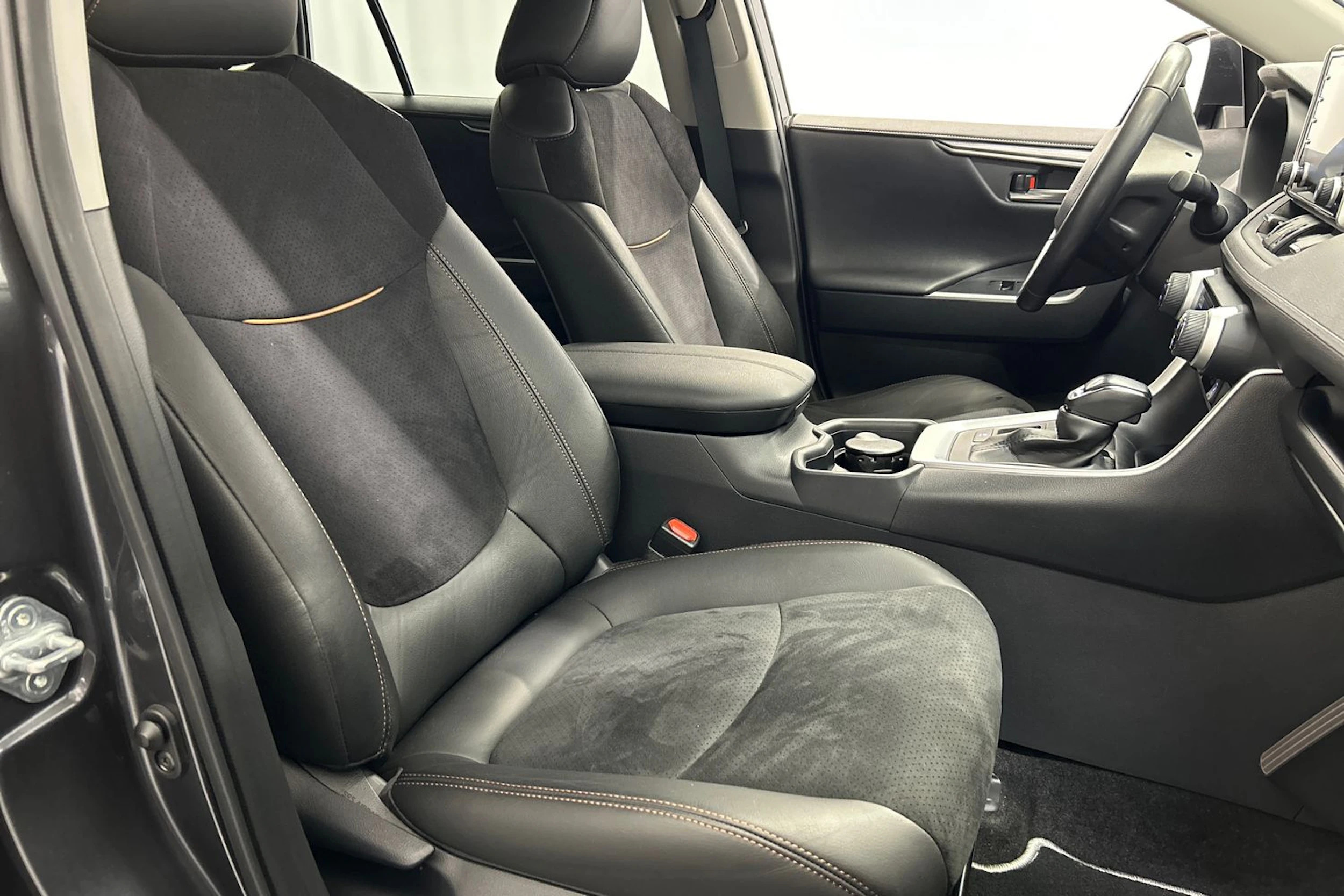 harmaa Toyota RAV4 2020 kuva 11.