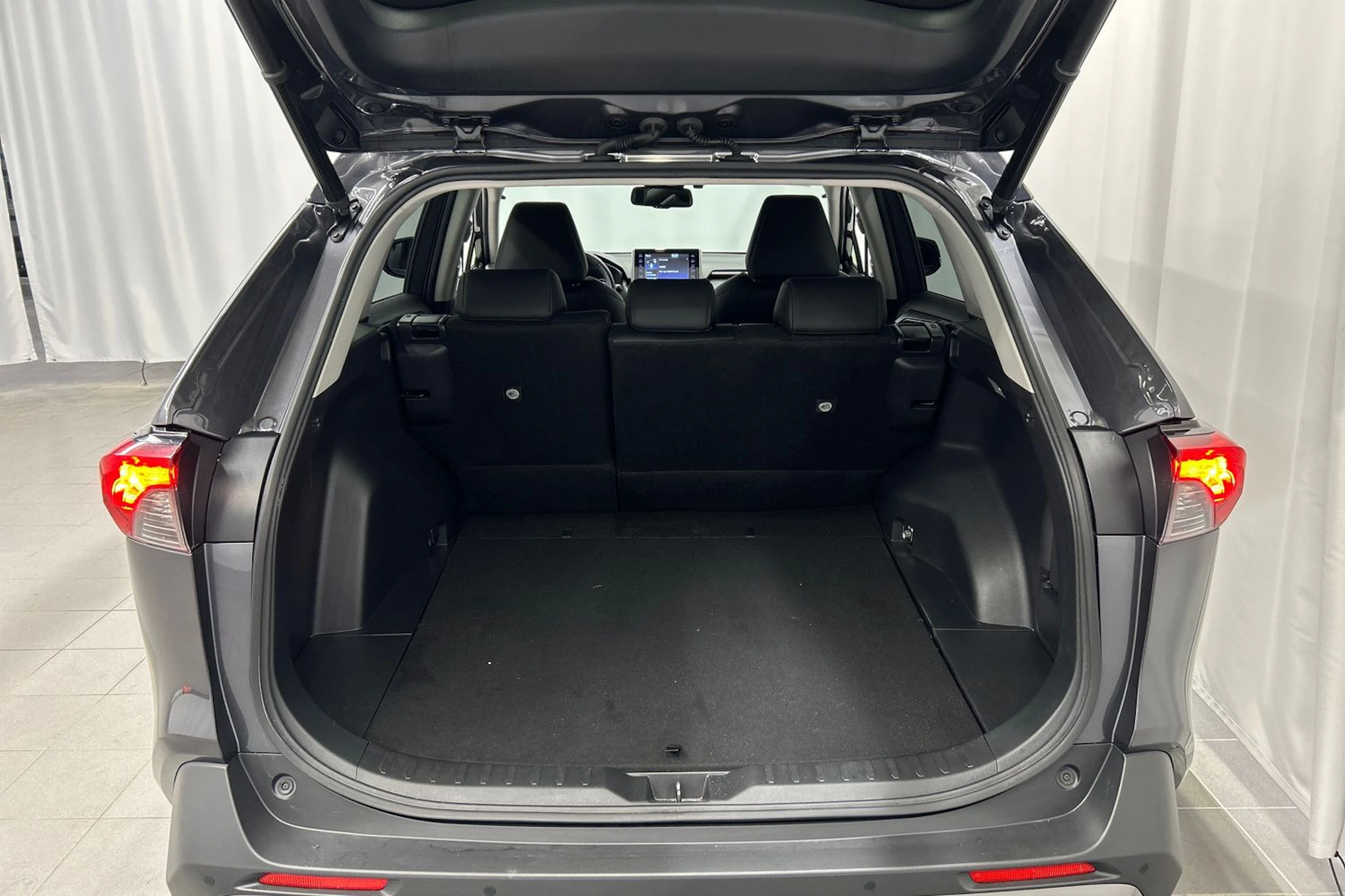 harmaa Toyota RAV4 2020 kuva 12.