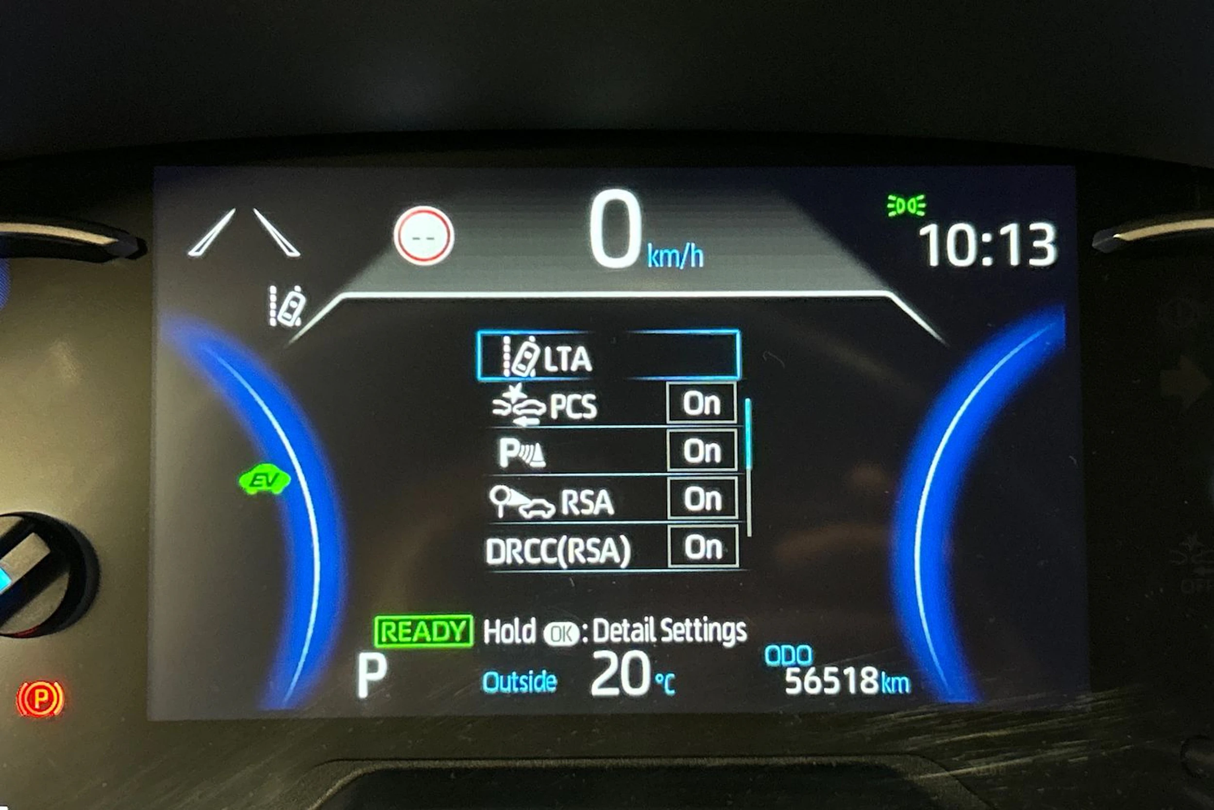 harmaa Toyota RAV4 2020 kuva 18.