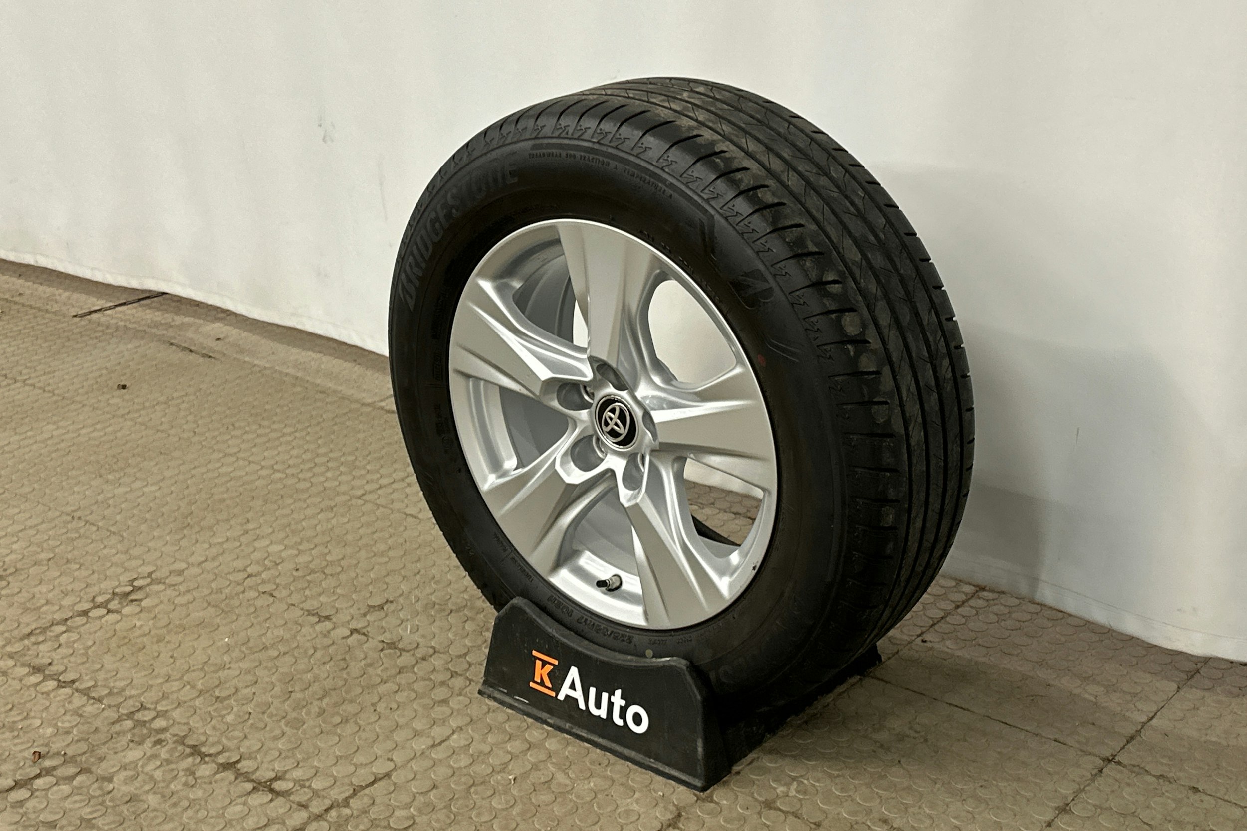 valkoinen Toyota RAV4 2020 kuva 13.