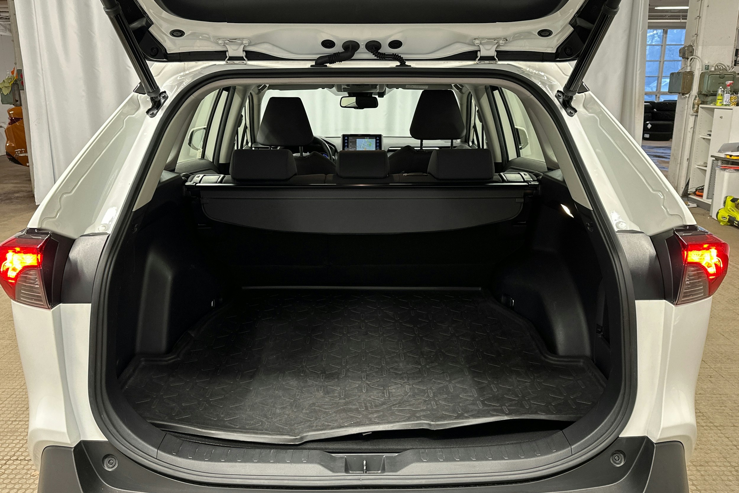 valkoinen Toyota RAV4 2020 kuva 14.