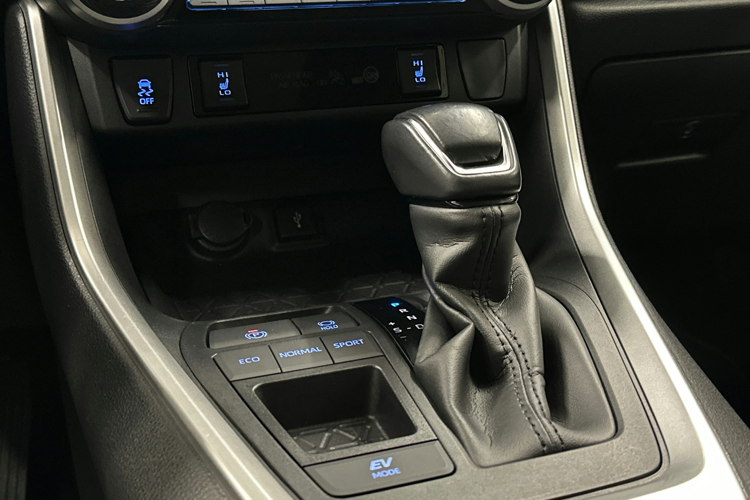 valkoinen Toyota RAV4 2020 kuva 17.