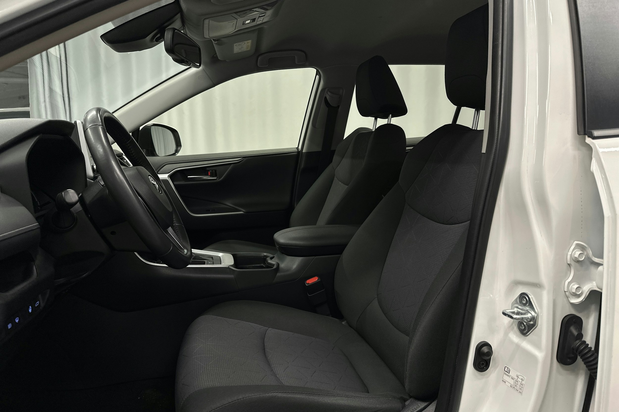 valkoinen Toyota RAV4 2020 kuva 18.