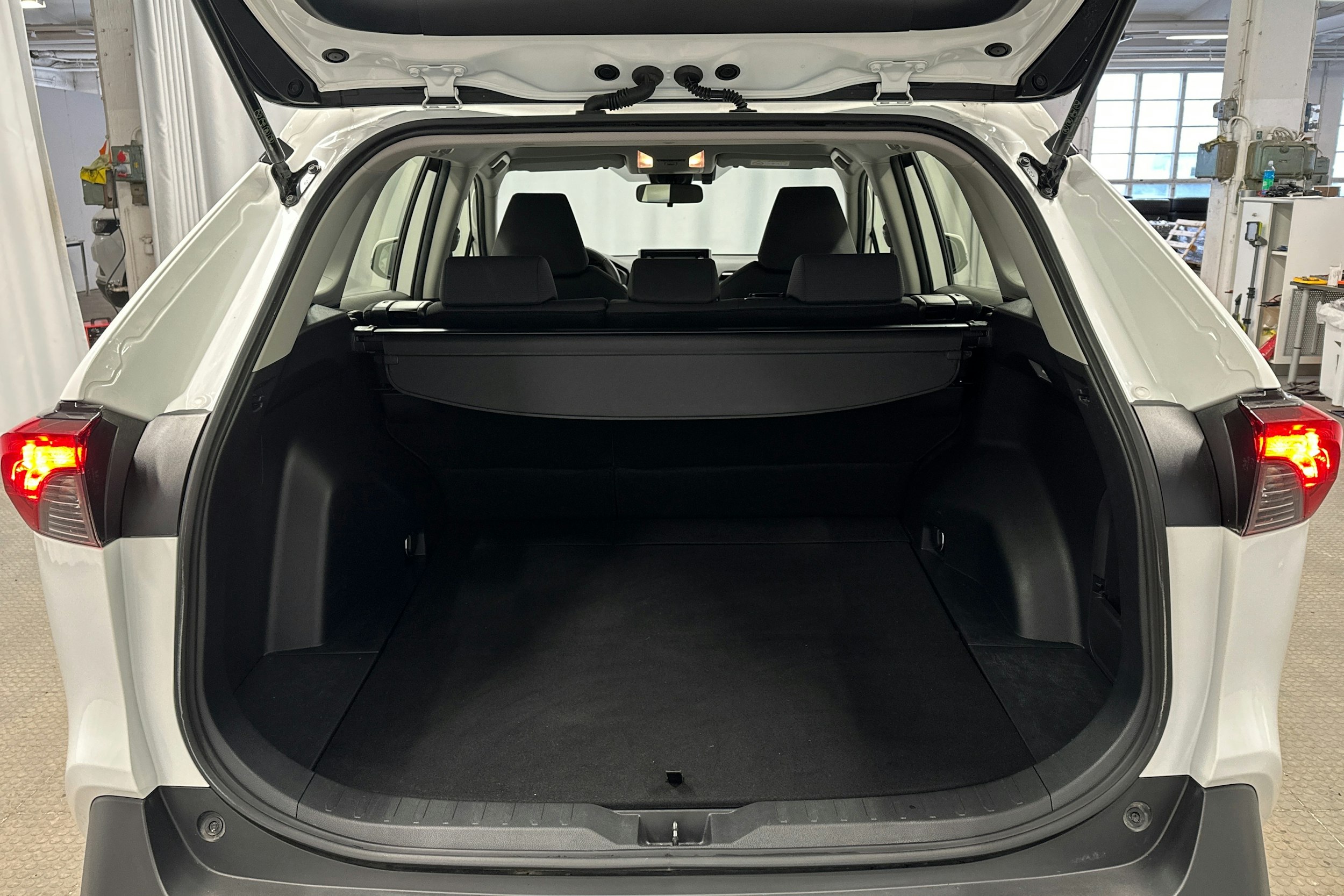 valkoinen Toyota RAV4 2020 kuva 13.