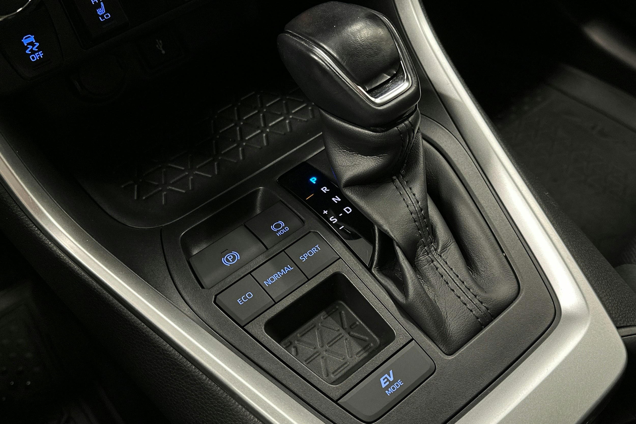 valkoinen Toyota RAV4 2020 kuva 26.