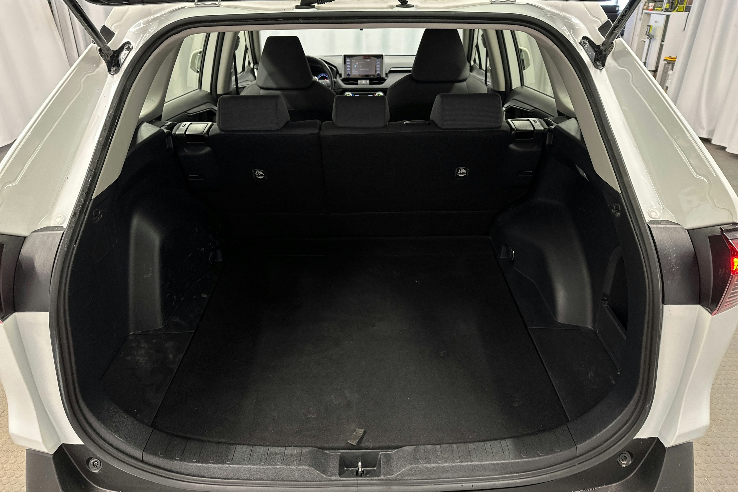 valkoinen Toyota RAV4 2020 kuva 14.