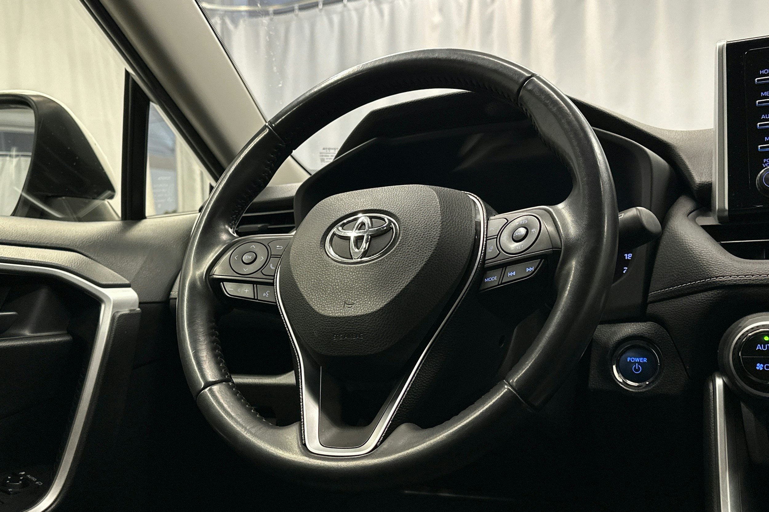 valkoinen Toyota RAV4 2020 kuva 16.