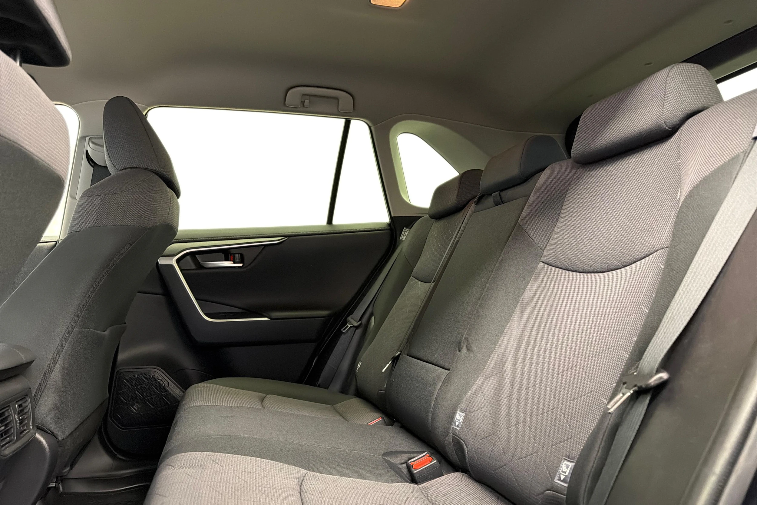 musta Toyota RAV4 2020 kuva 8.