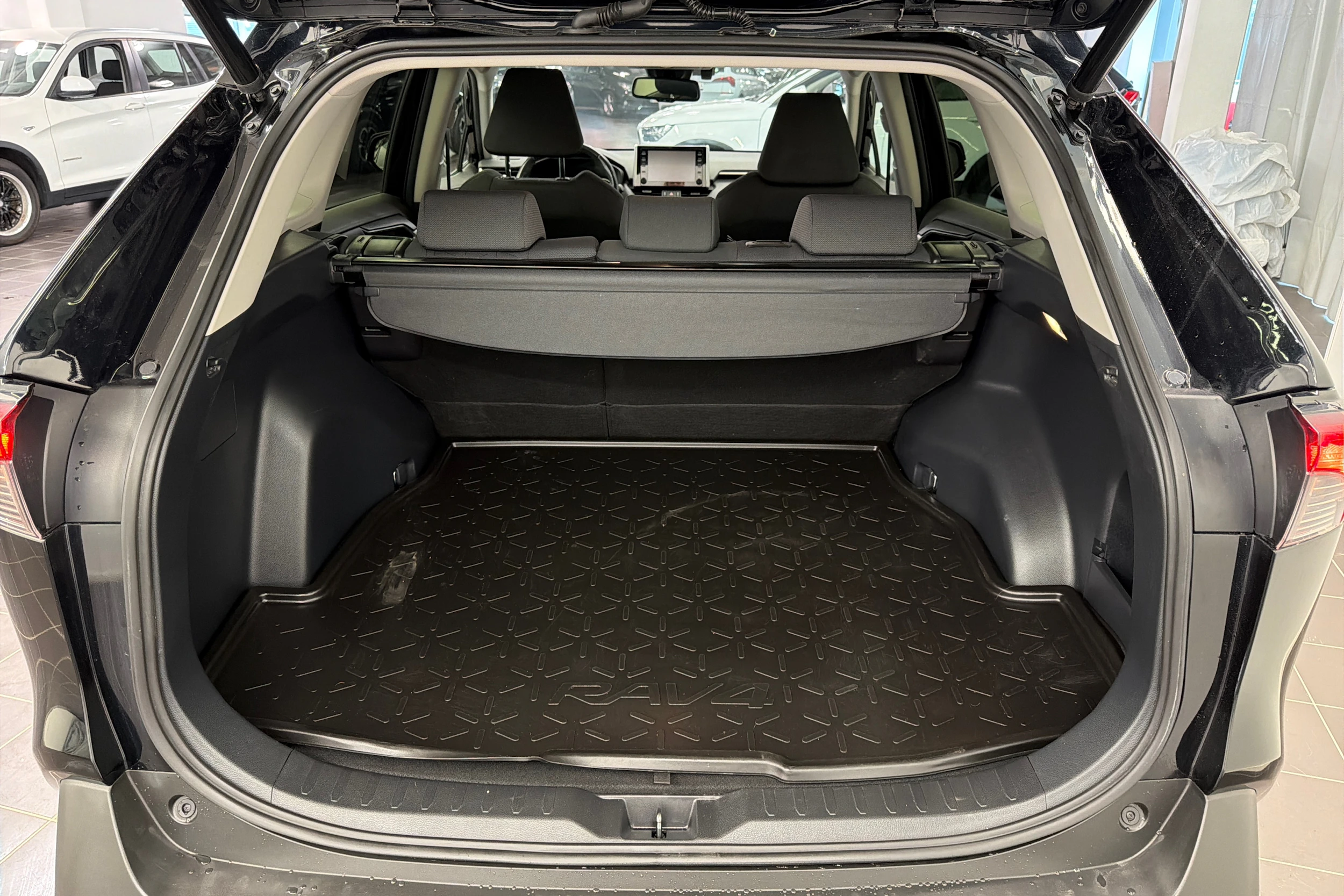 musta Toyota RAV4 2020 kuva 11.