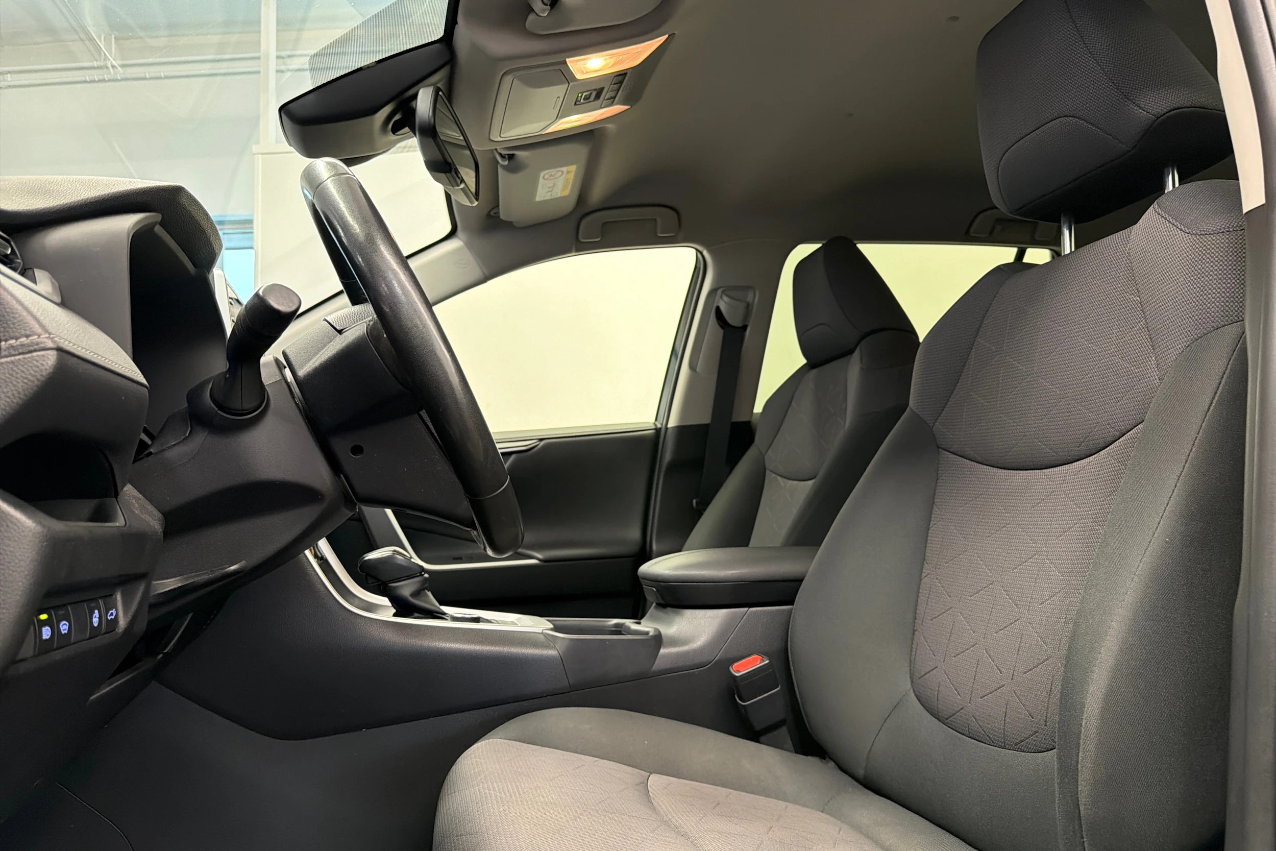 musta Toyota RAV4 2020 kuva 12.