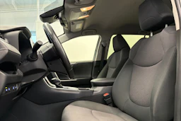 musta Toyota RAV4 2020 kuva 12.