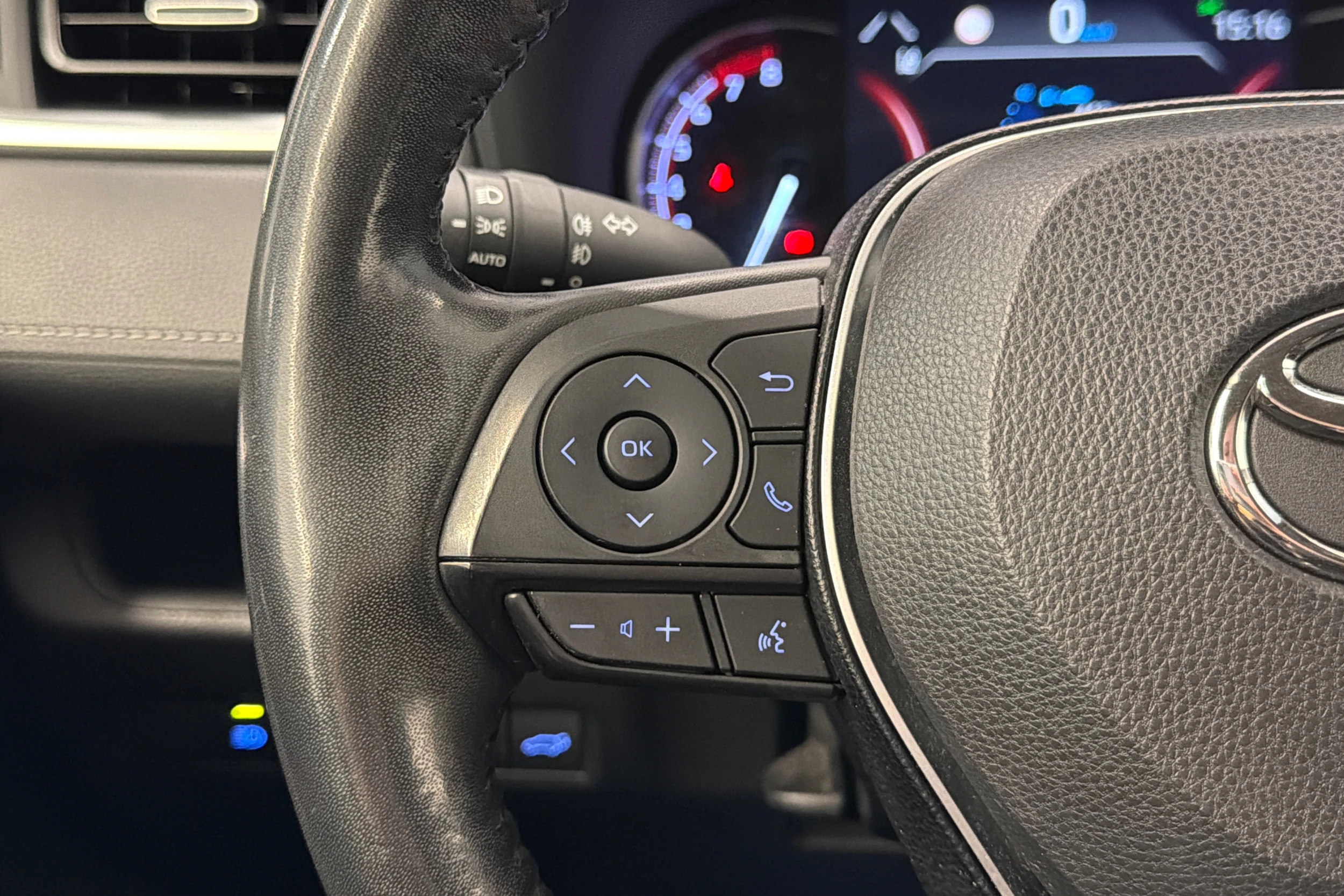 musta Toyota RAV4 2020 kuva 13.