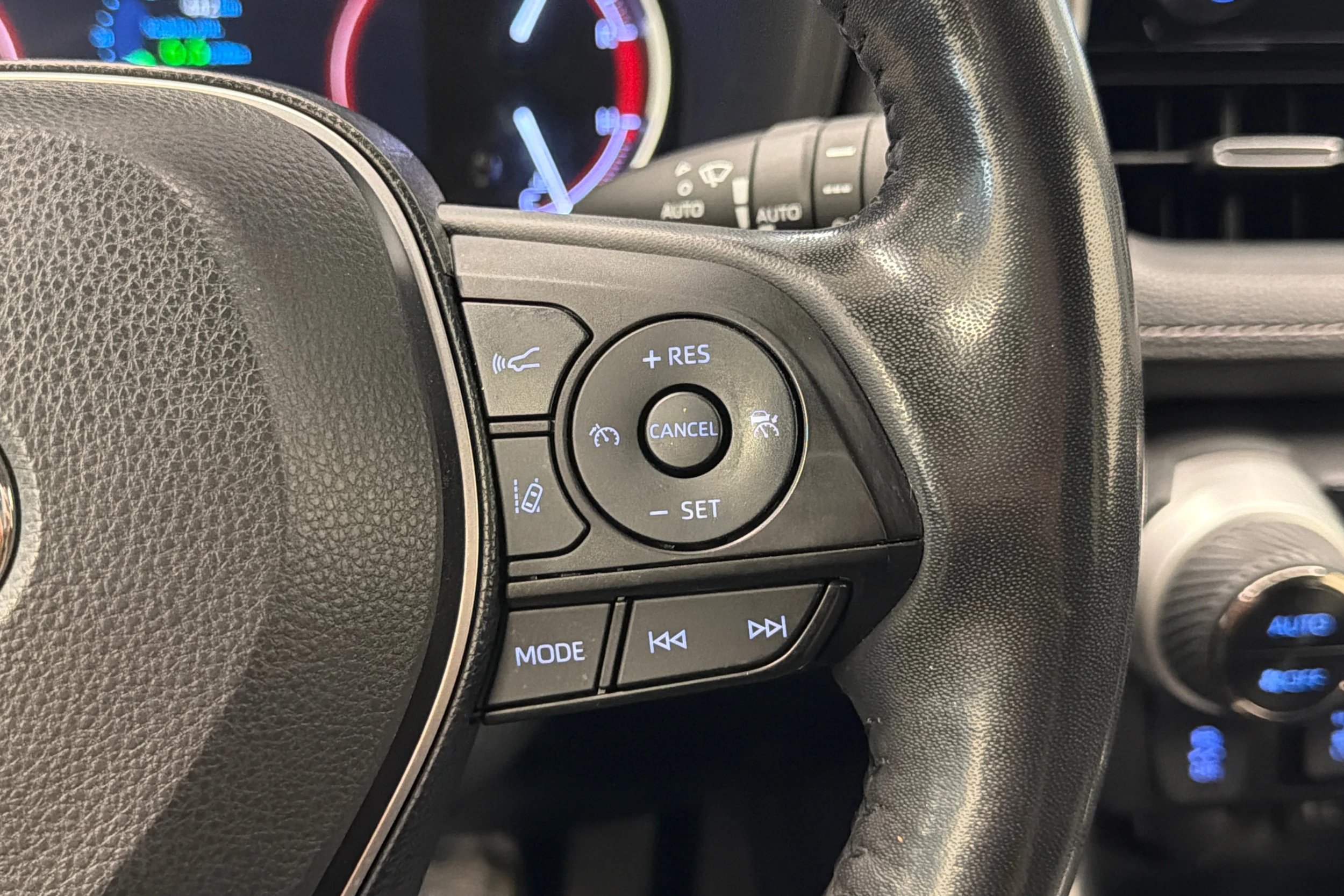 musta Toyota RAV4 2020 kuva 14.