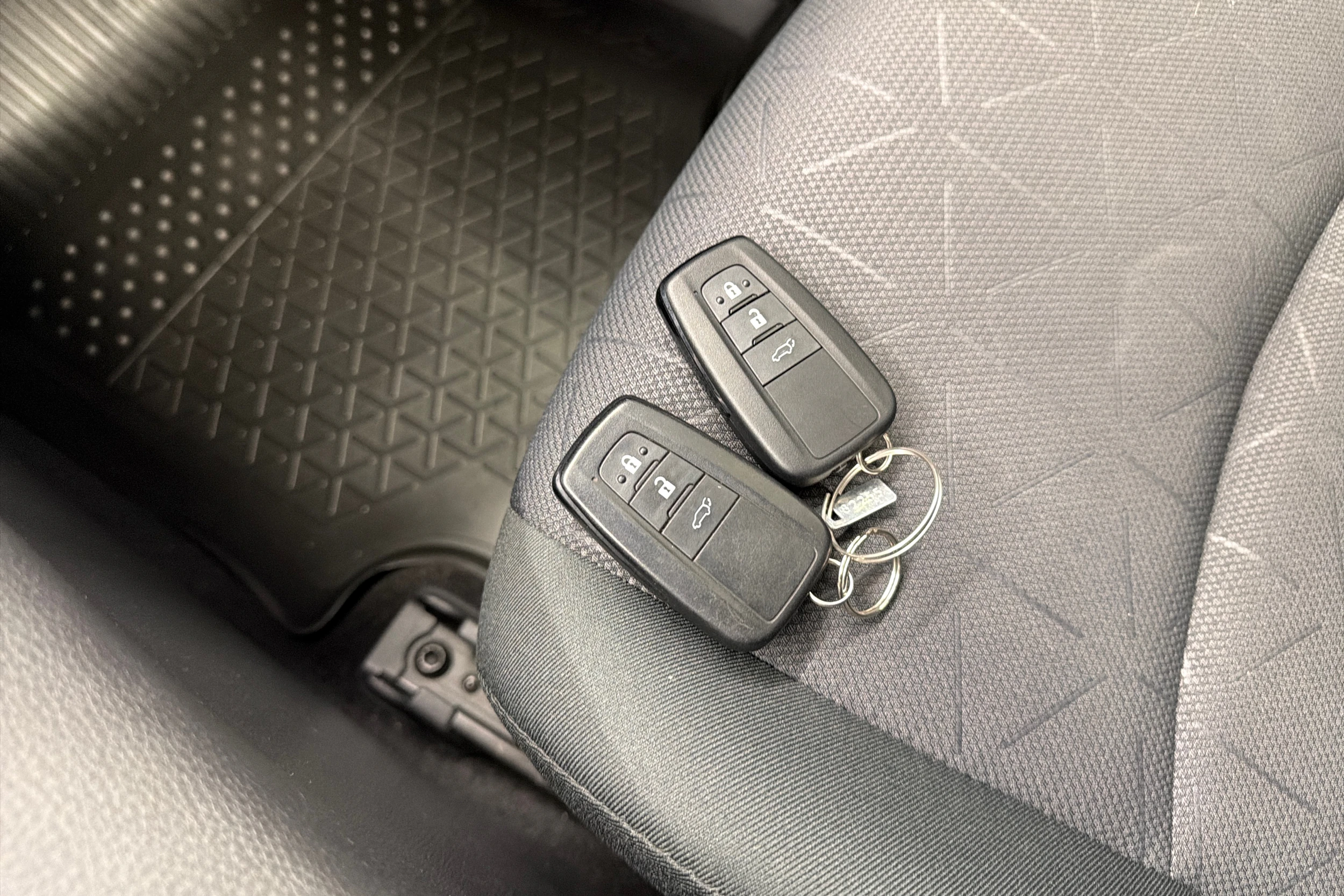 musta Toyota RAV4 2020 kuva 26.
