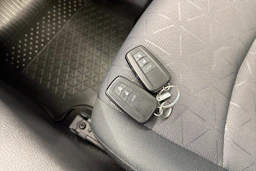 musta Toyota RAV4 2020 kuva 26.