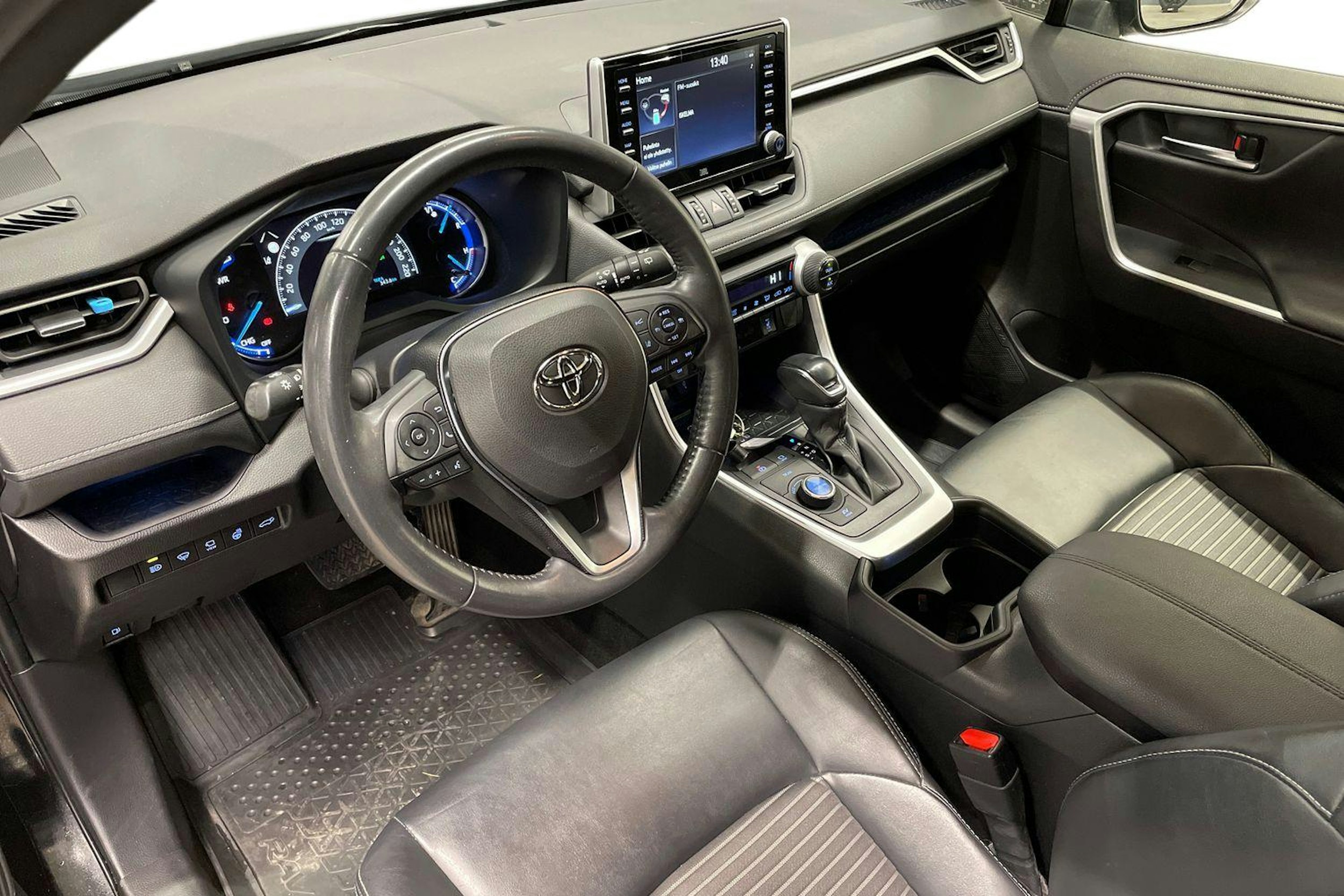musta Toyota RAV4 2021 kuva 7.