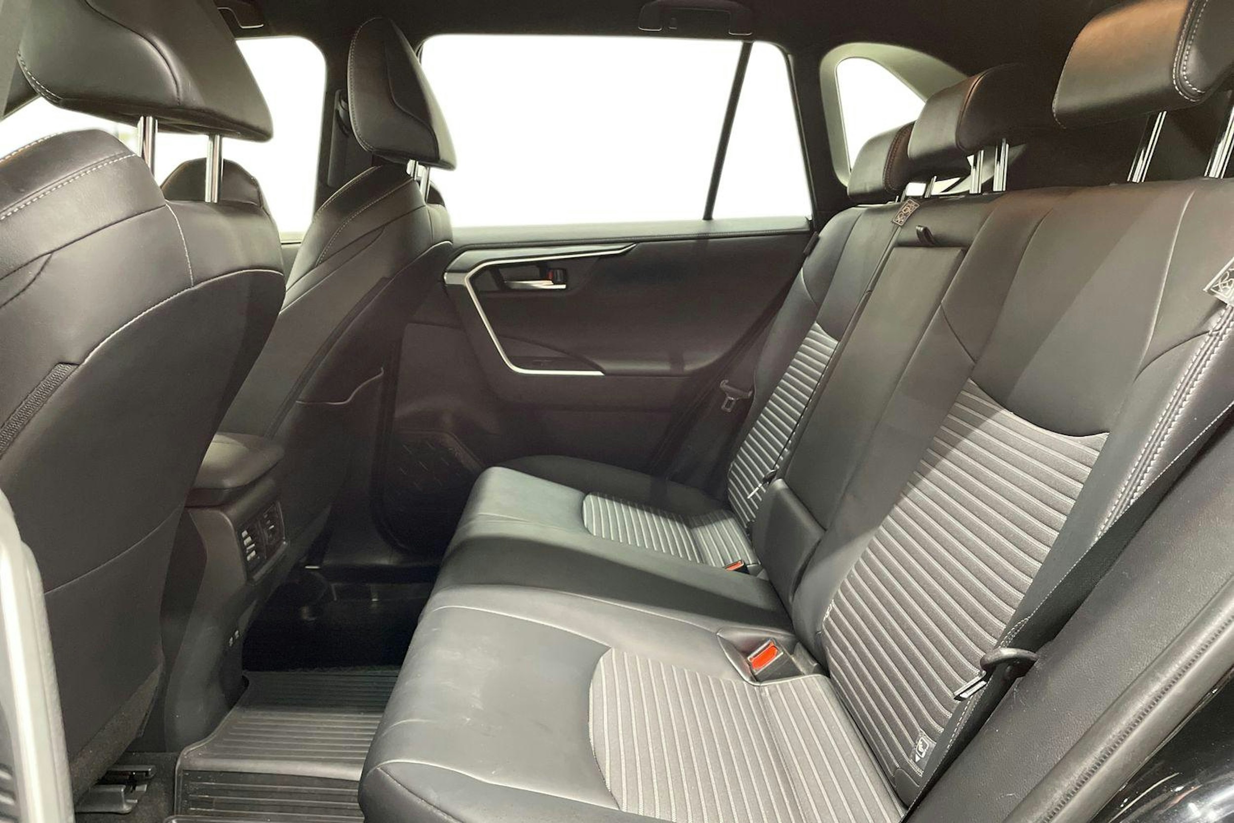 musta Toyota RAV4 2021 kuva 10.