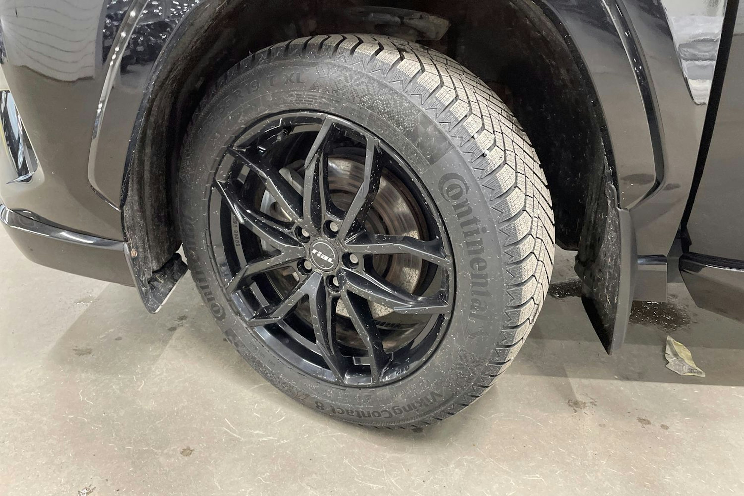 musta Toyota RAV4 2021 kuva 13.