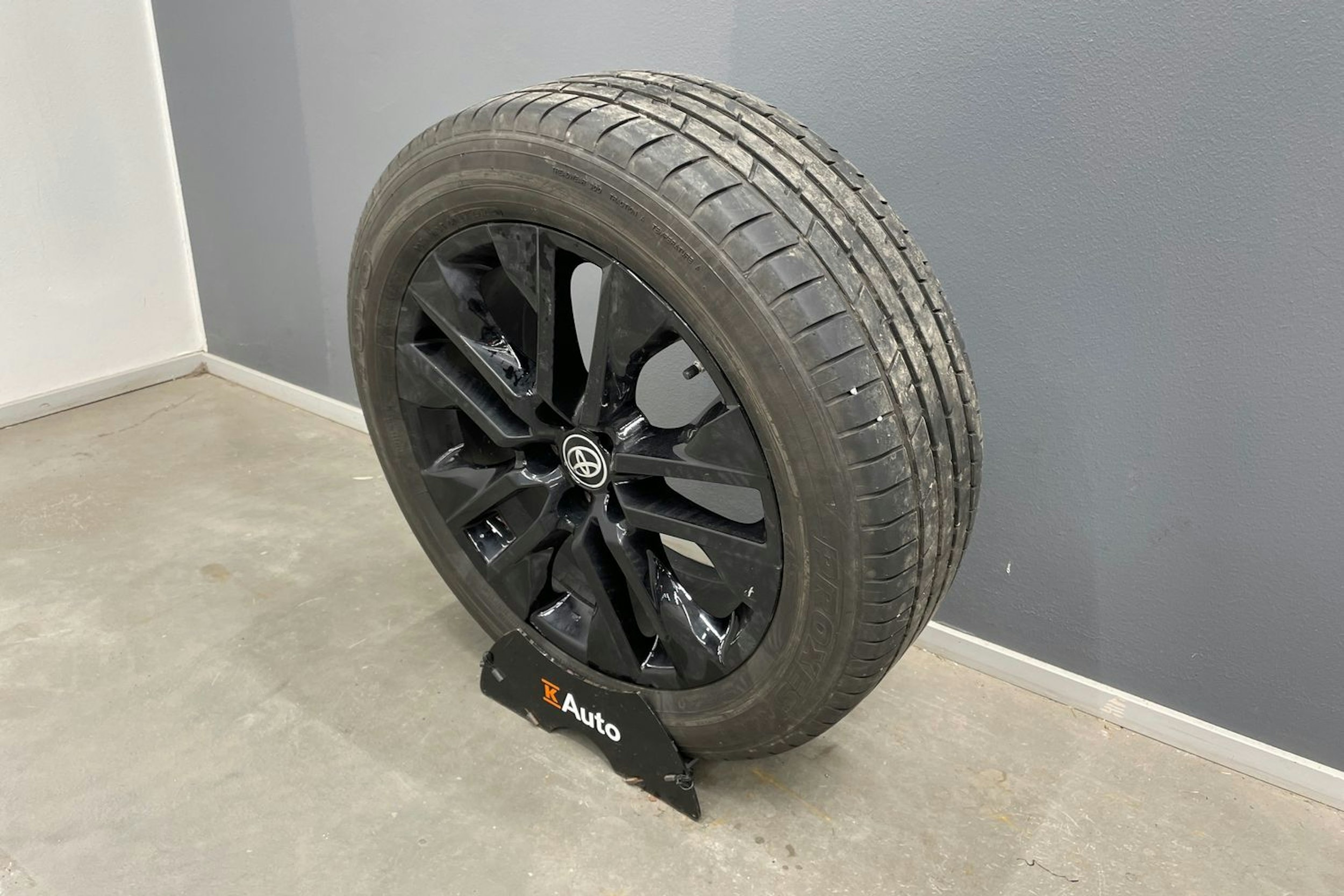 musta Toyota RAV4 2021 kuva 14.