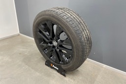 musta Toyota RAV4 2021 kuva 14.