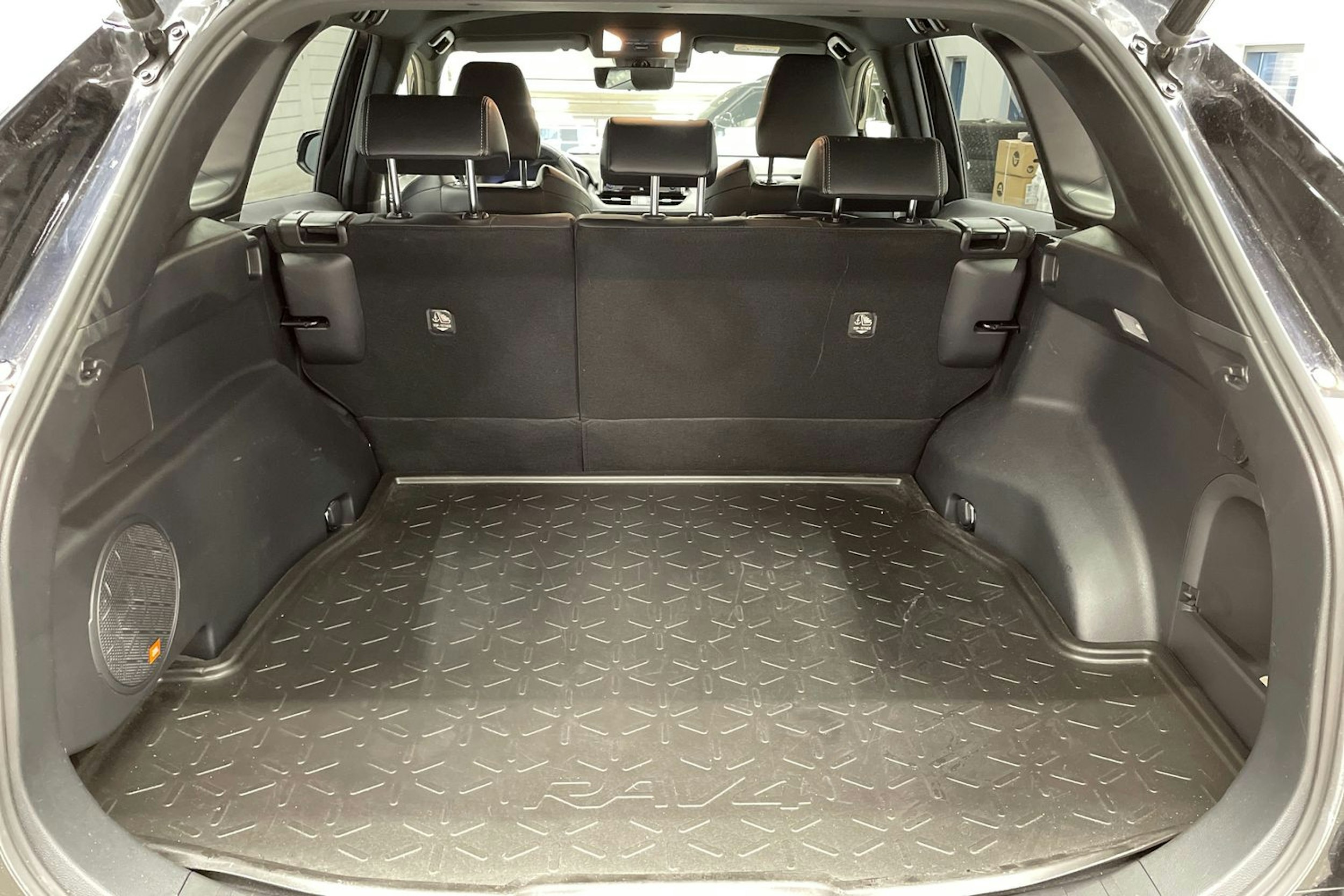 musta Toyota RAV4 2021 kuva 15.