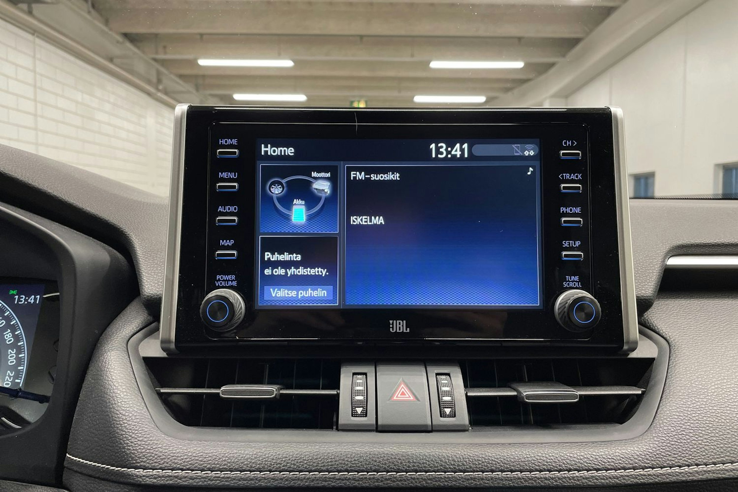 musta Toyota RAV4 2021 kuva 17.