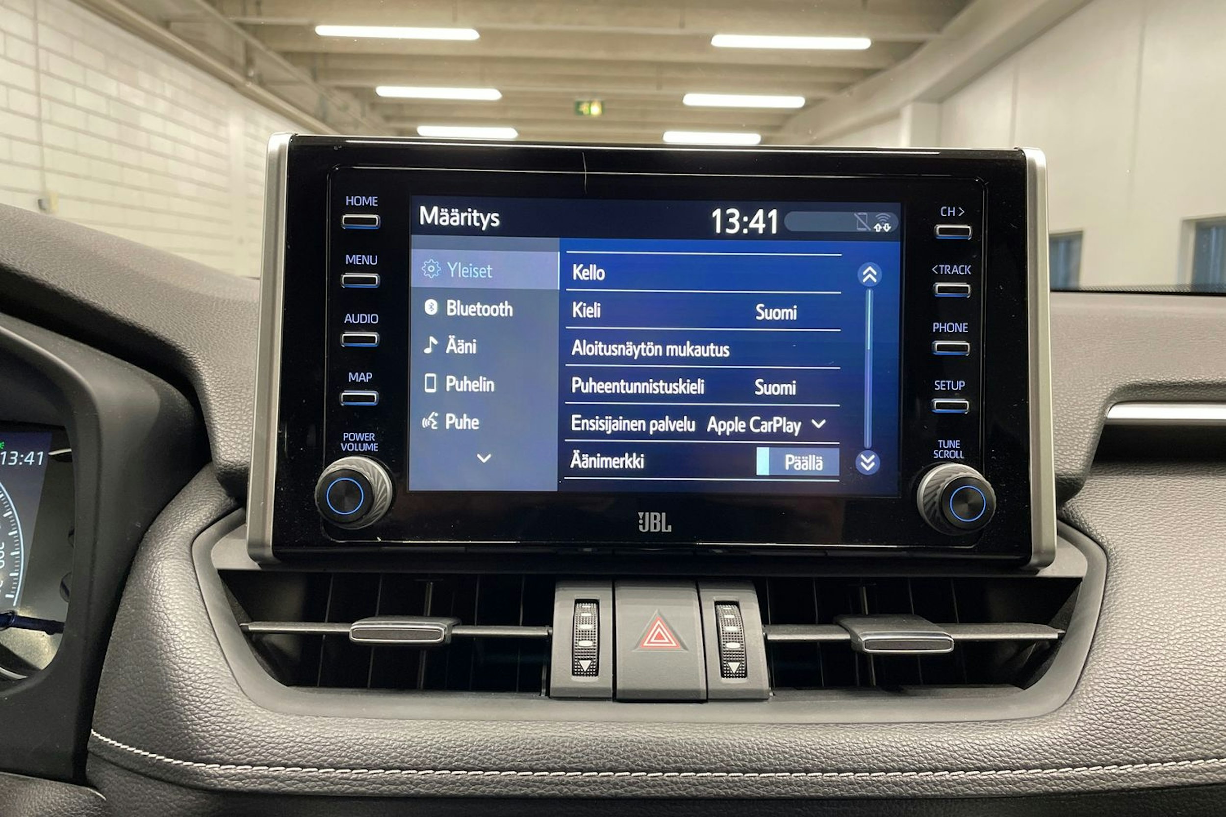 musta Toyota RAV4 2021 kuva 18.