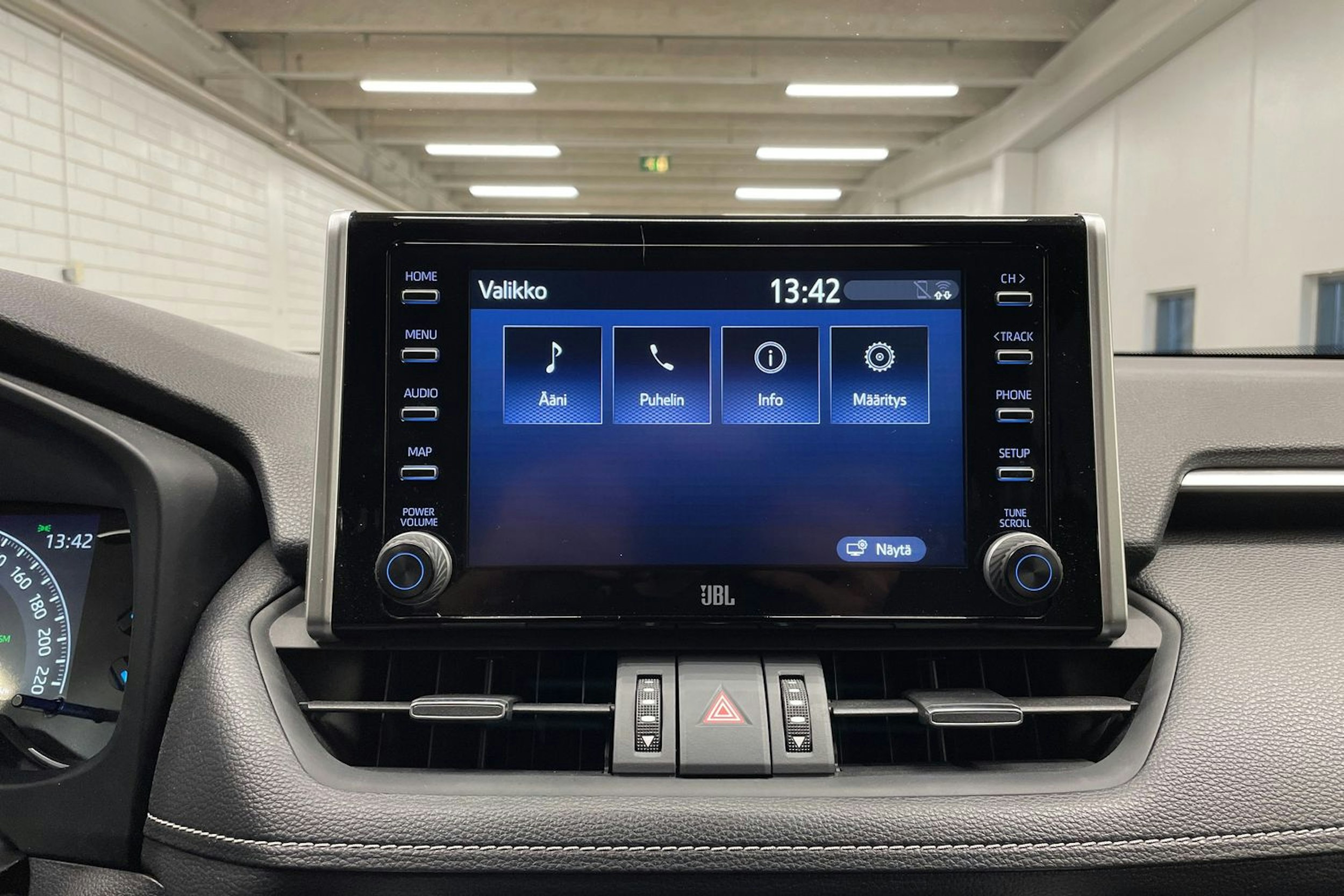 musta Toyota RAV4 2021 kuva 20.