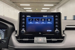 musta Toyota RAV4 2021 kuva 20.