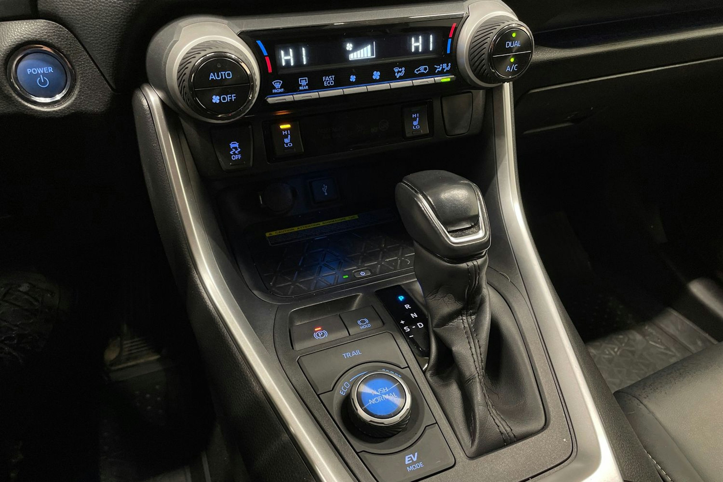 musta Toyota RAV4 2021 kuva 21.