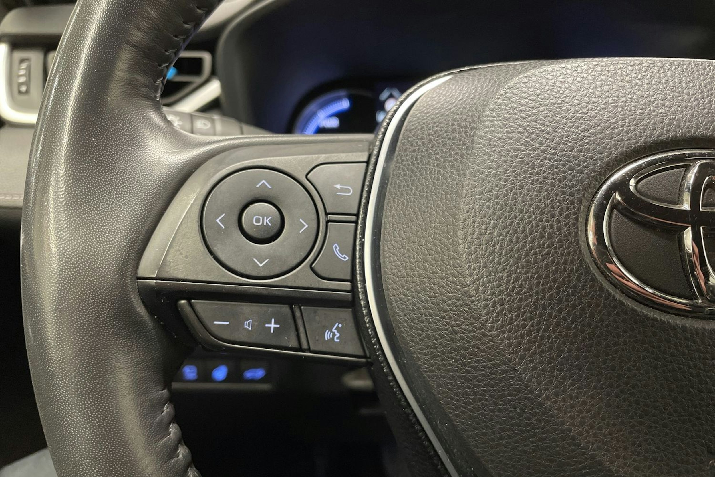 musta Toyota RAV4 2021 kuva 23.