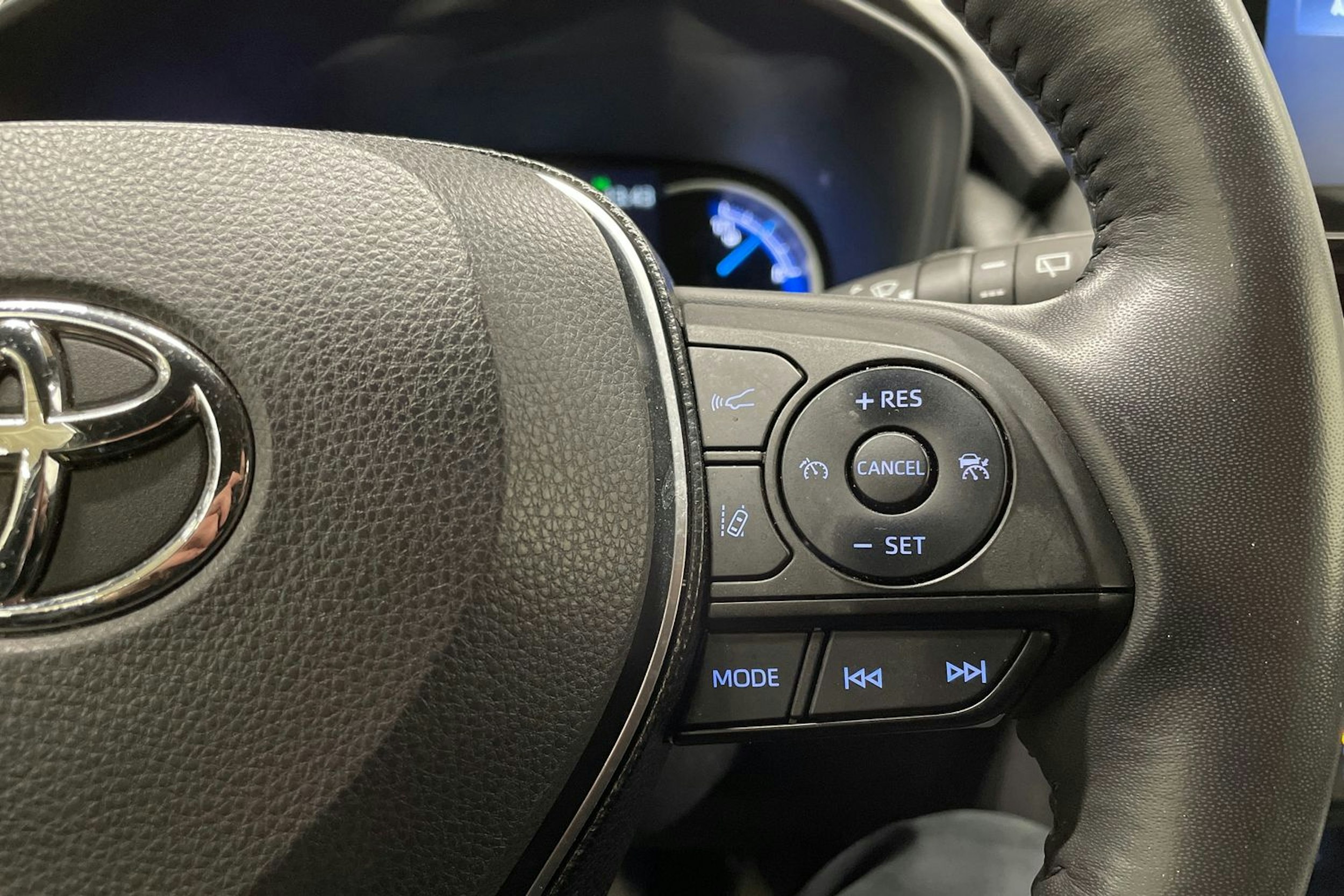 musta Toyota RAV4 2021 kuva 24.