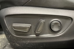 musta Toyota RAV4 2021 kuva 25.