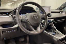 musta Toyota RAV4 2021 kuva 26.