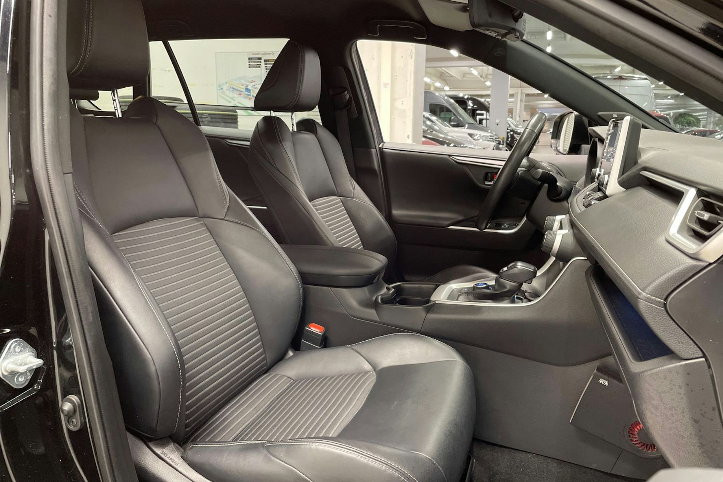musta Toyota RAV4 2021 kuva 27.