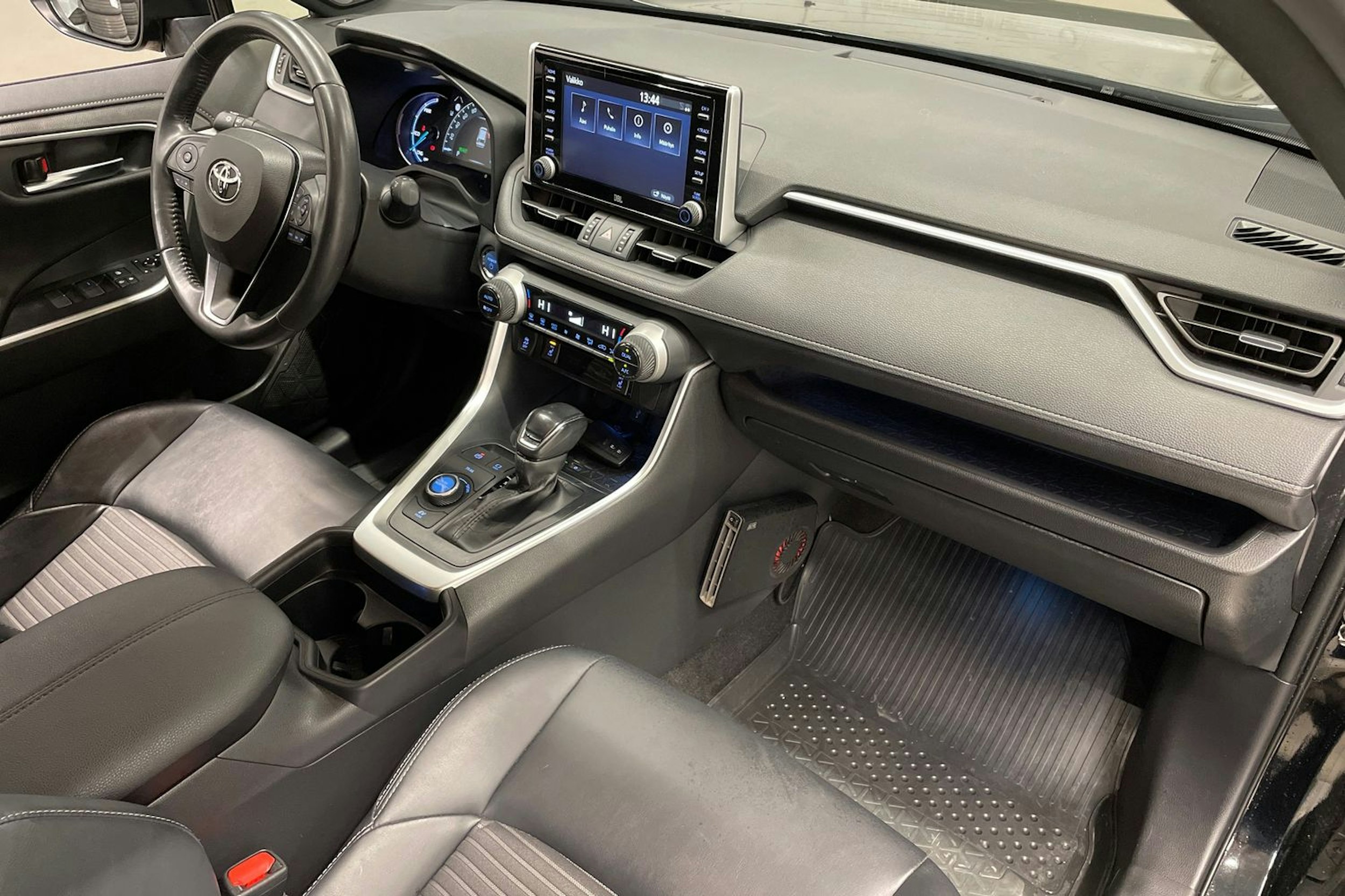 musta Toyota RAV4 2021 kuva 28.
