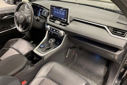 musta Toyota RAV4 2021 kuva 28.