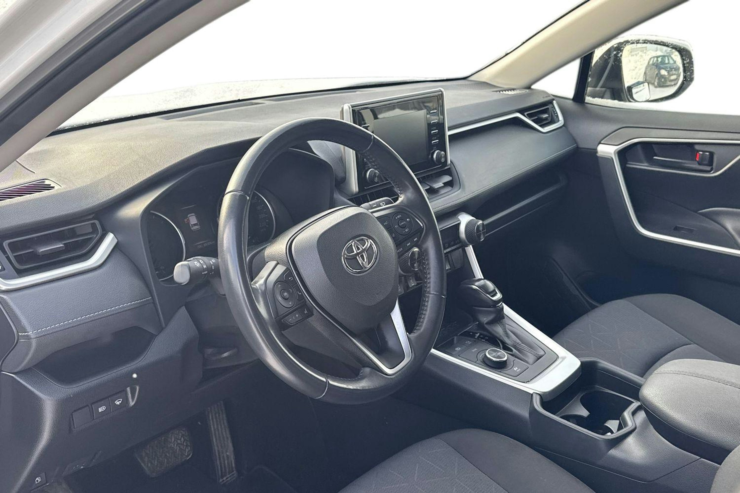 Valkoinen Toyota RAV4 2020 kuva 3.