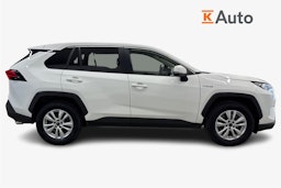 Valkoinen Toyota RAV4 2020 kuva 6.
