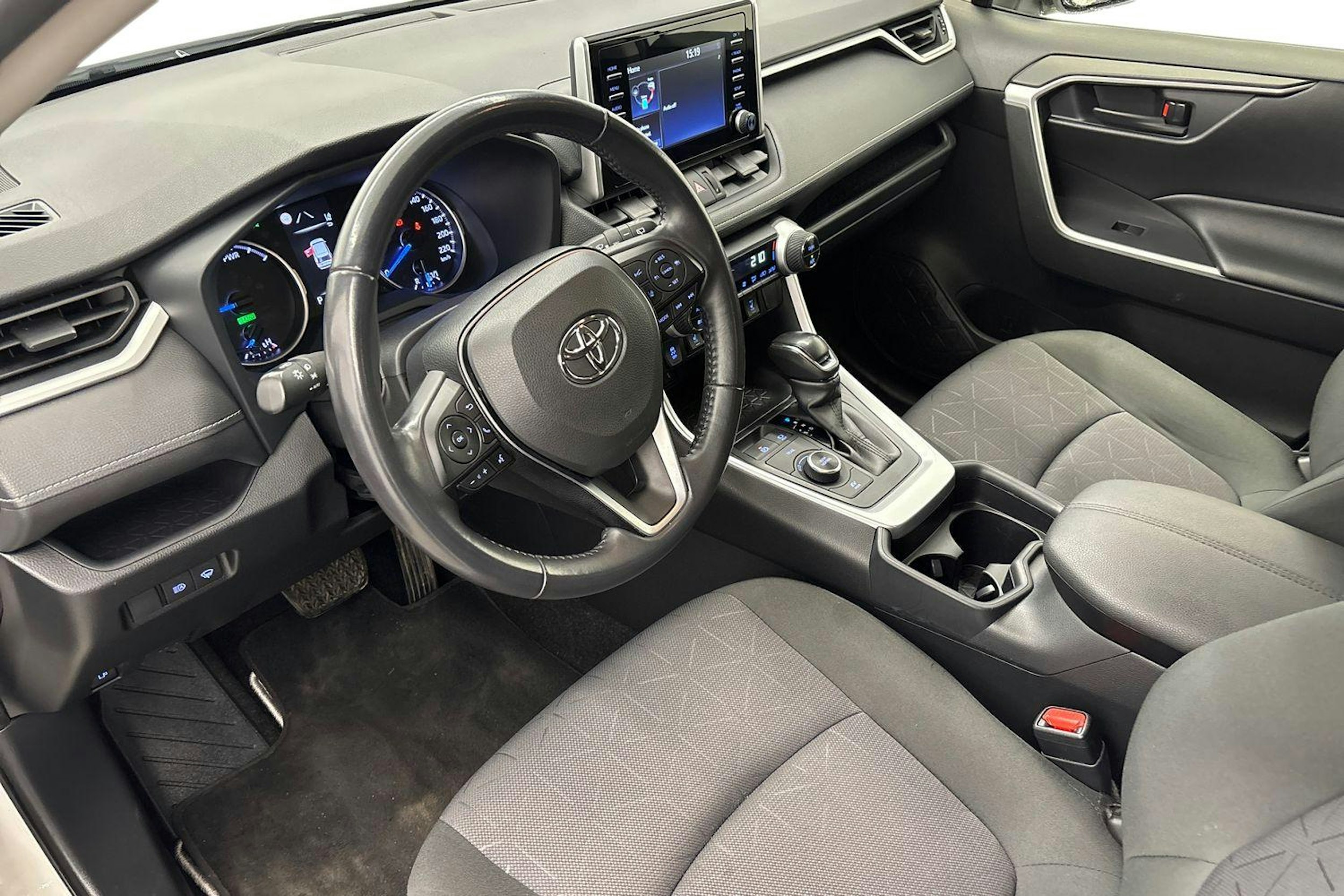 Valkoinen Toyota RAV4 2020 kuva 7.